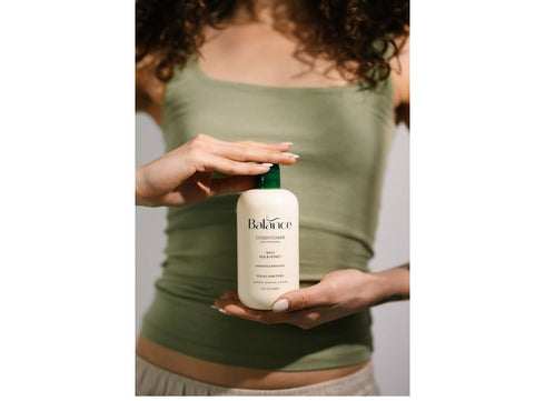 بالانس بلسم يغذي و يرطب الشعر بالعسل وبروتينات الحرير لجميع انواع الشعر 355 مل - Balance
